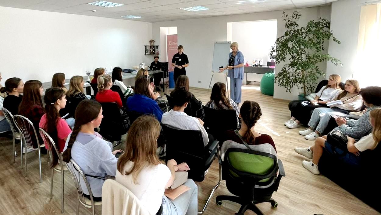 Соціальна працівниця дружнього до жінок і дівчат простору «Вільна» Оксана Шуль та представниці Патрульної поліції Тернопільської області радо вітають студенток ТНПУ